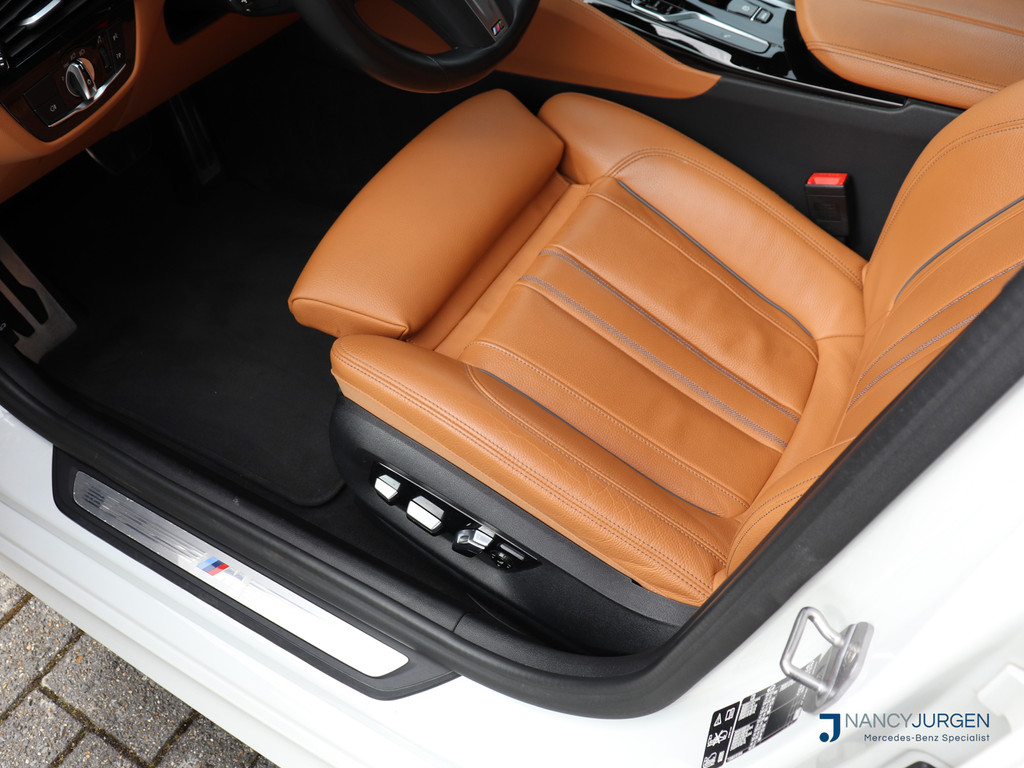 BMW 5 Serie Touring 530i xDrive |4WD | M-Sport | Pano | Luchtvering | Leder | Ambiente Verlicht. | 20" M Velgen | 4-Zone Climate Control | E 51918567-2.jpg | Nancy Jurgen Auto